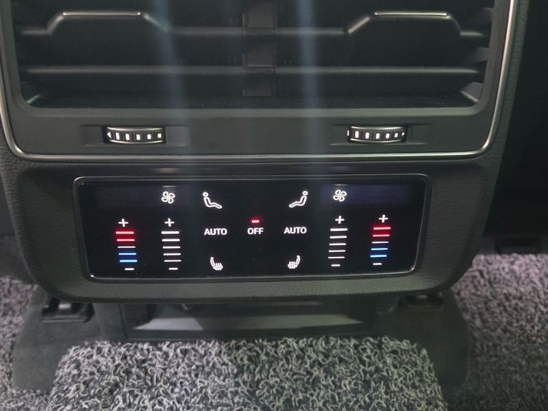 2021 Audi Q8 45 TDI Quattro Premium photo 17