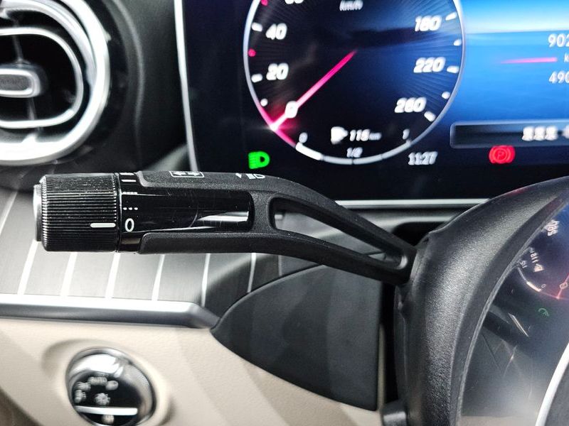 2023 Mercedes-Benz C-Class C300 4MATIC Avantgarde photo 15