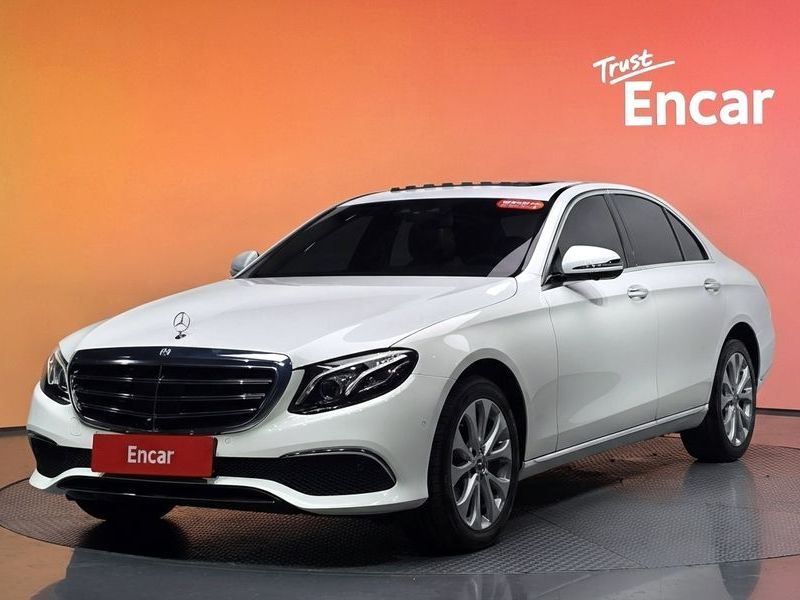 2020 Mercedes-Benz E-Class E300 4MATIC Exclusive photo 1