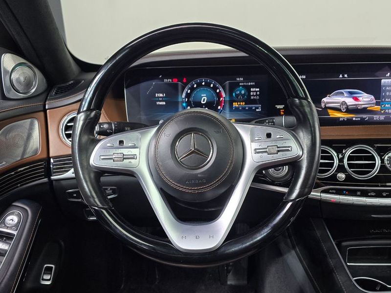 2018 Mercedes-Benz S-Class Maybach S560 4MATIC photo 13