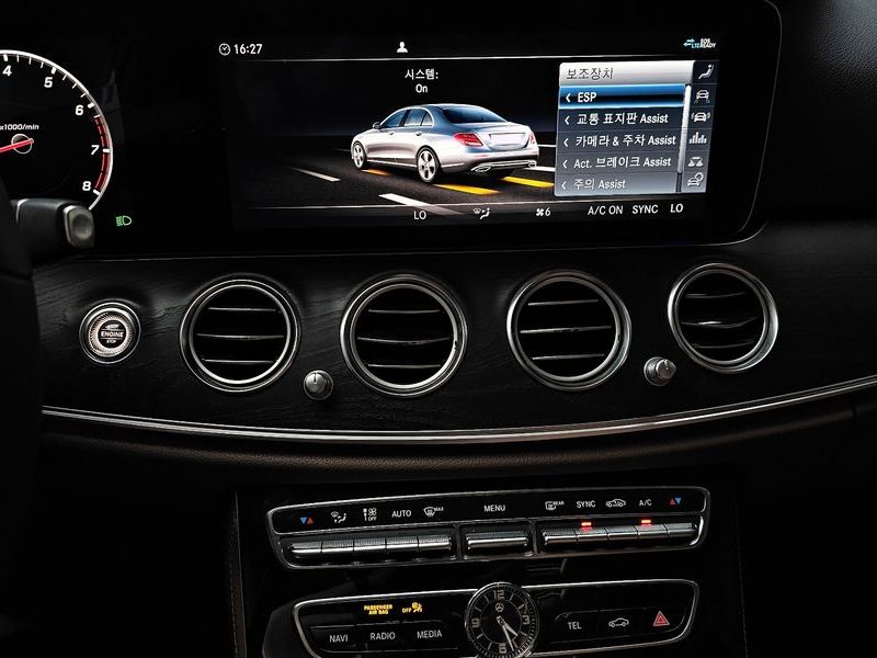 2020 Mercedes-Benz E-Class E300 Avantgarde photo 14