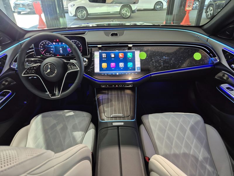 2026 Mercedes-Benz E-Class E450 4MATIC Exclusive photo 7