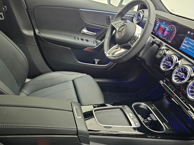 2026 Mercedes-Benz A-Class A220 Sedan photo 7