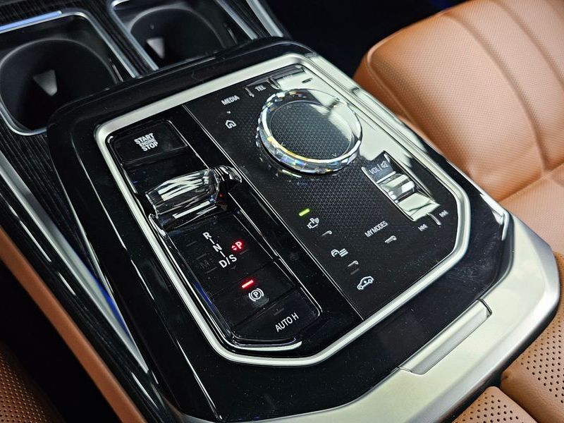 2025 BMW 7 Series 740i xDrive M Sport photo 9
