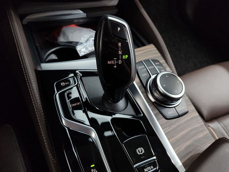 2022 BMW 5 Series 530i Luxury photo 9