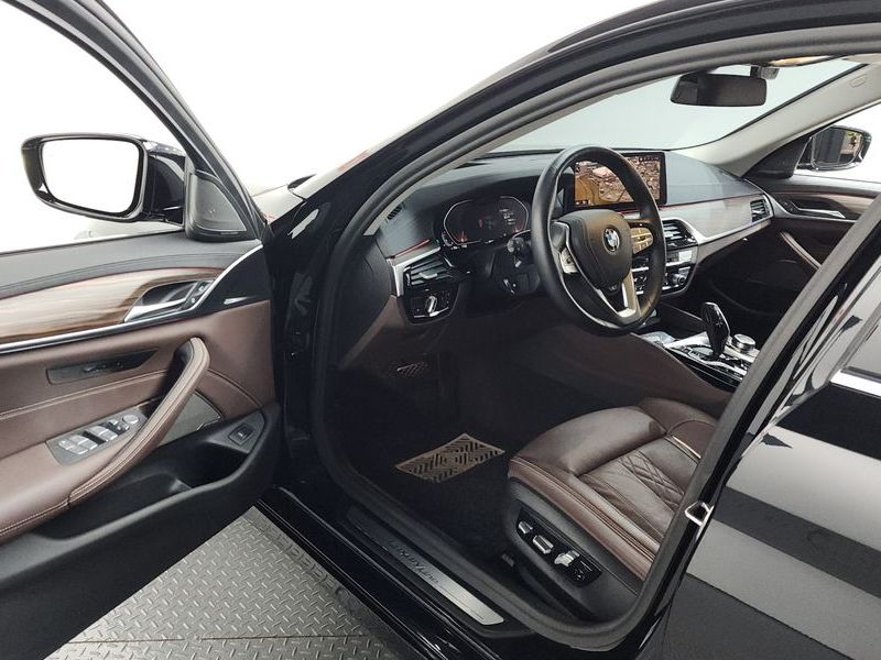 2022 BMW 5 Series 530i Luxury photo 10