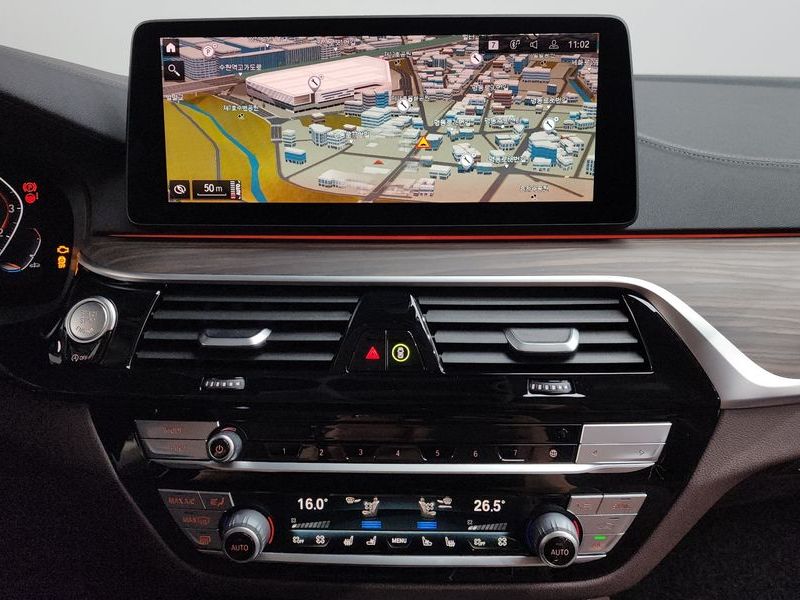 2022 BMW 5 Series 530i Luxury photo 12