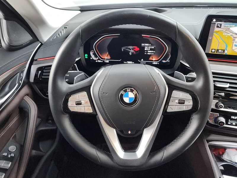 2022 BMW 5 Series 530i Luxury photo 13