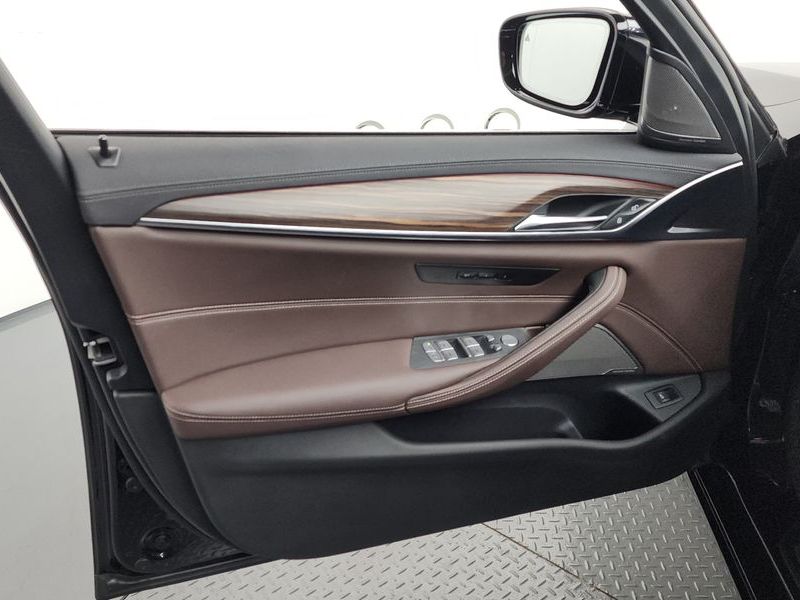 2022 BMW 5 Series 530i Luxury photo 24