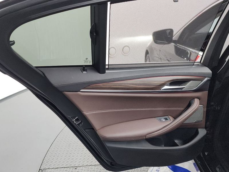 2022 BMW 5 Series 530i Luxury photo 25