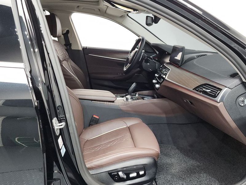 2022 BMW 5 Series 530i Luxury photo 26