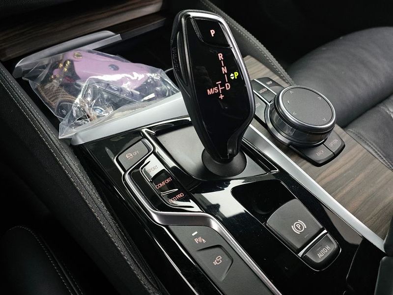 2018 BMW 5 Series 530i xDrive M Sport Package Plus photo 9