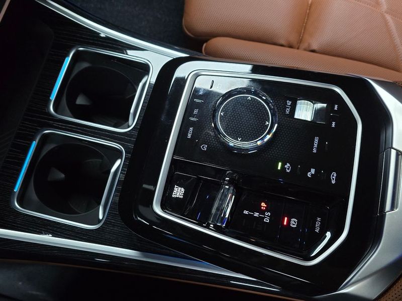 2025 BMW 7 Series 740d xDrive M Sport photo 9