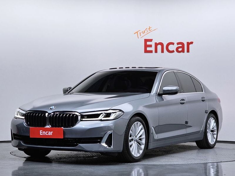 2023 BMW 5 Series 520i Luxury photo 1