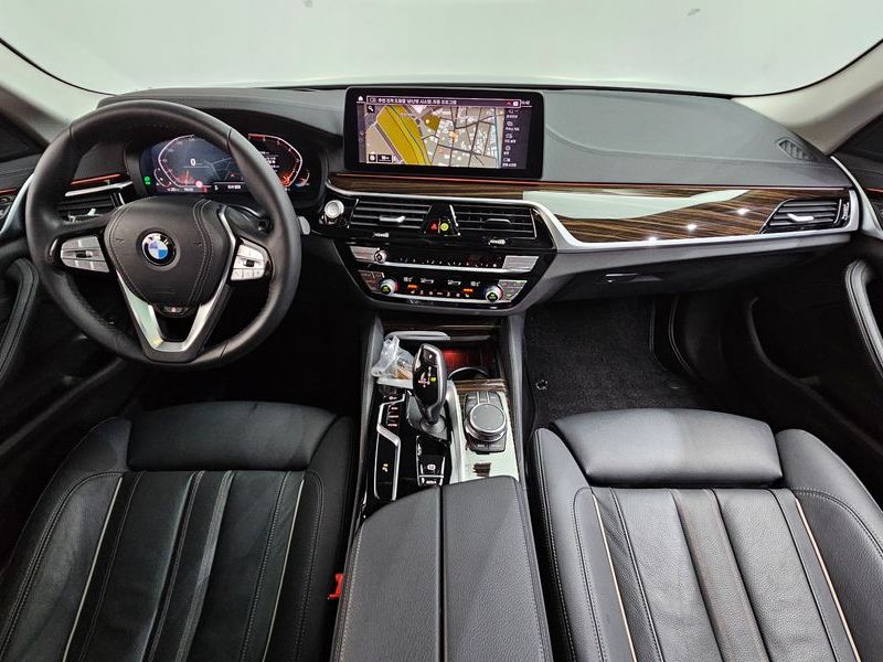 2023 BMW 5 Series 520i Luxury photo 7