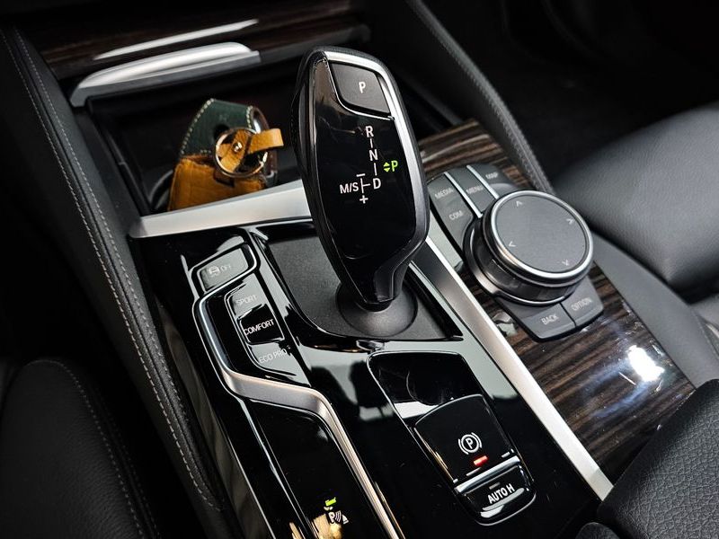 2023 BMW 5 Series 520i Luxury photo 9