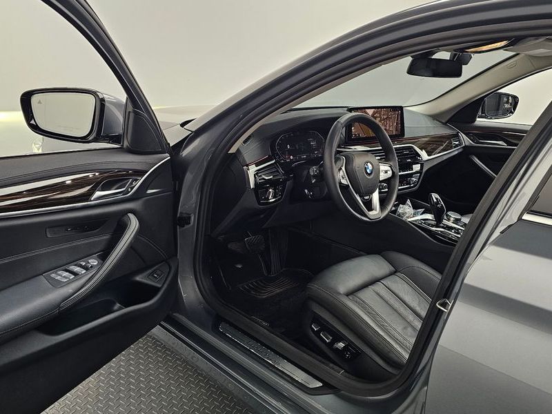 2023 BMW 5 Series 520i Luxury photo 10