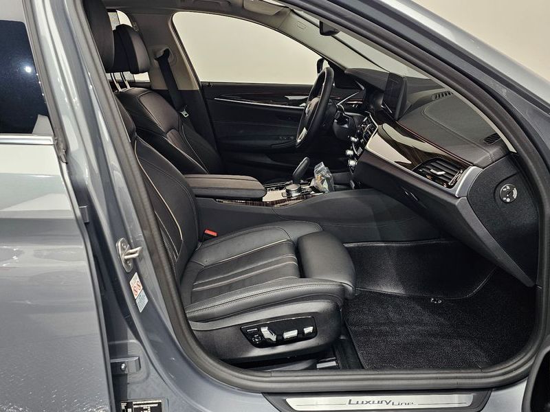 2023 BMW 5 Series 520i Luxury photo 11