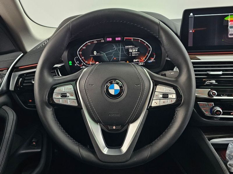 2023 BMW 5 Series 520i Luxury photo 12