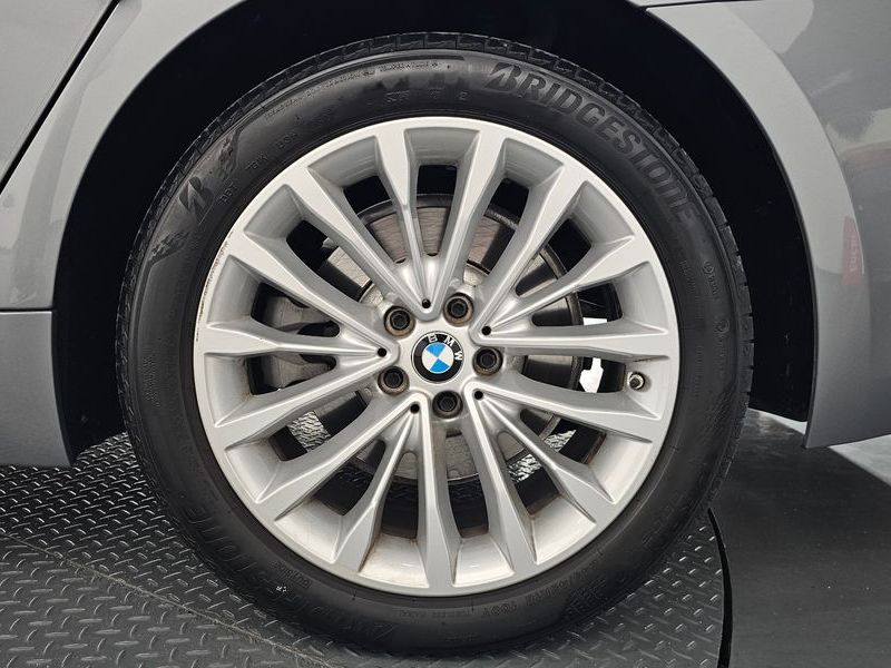2023 BMW 5 Series 520i Luxury photo 21