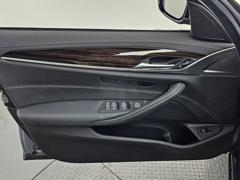 2023 BMW 5 Series 520i Luxury photo 24