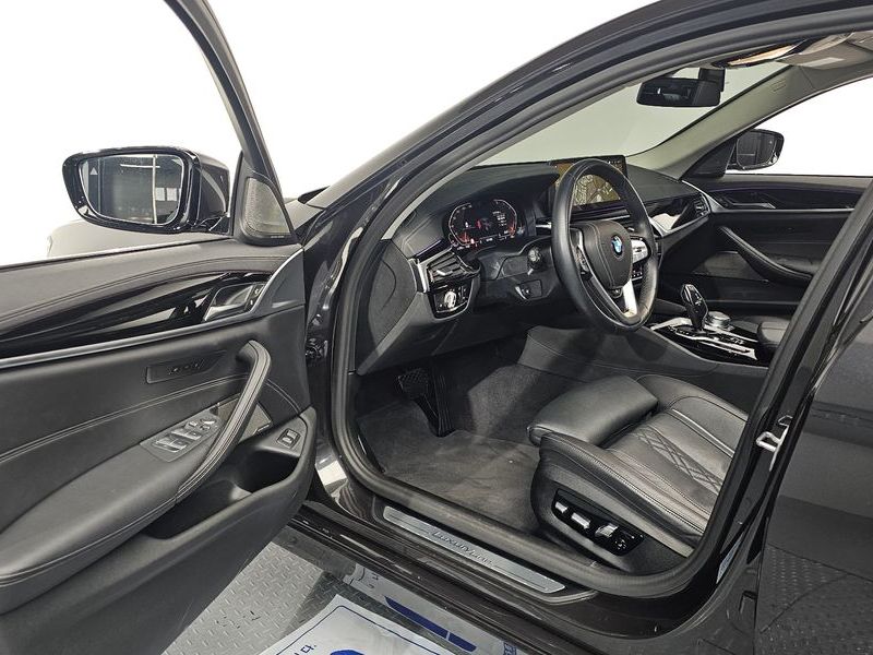 2021 BMW 5 Series 530i Luxury photo 10