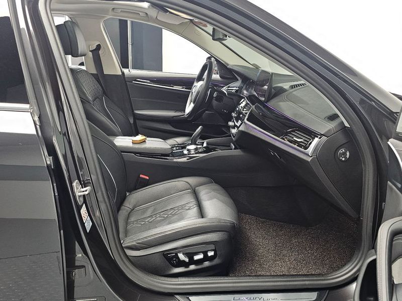 2021 BMW 5 Series 530i Luxury photo 12