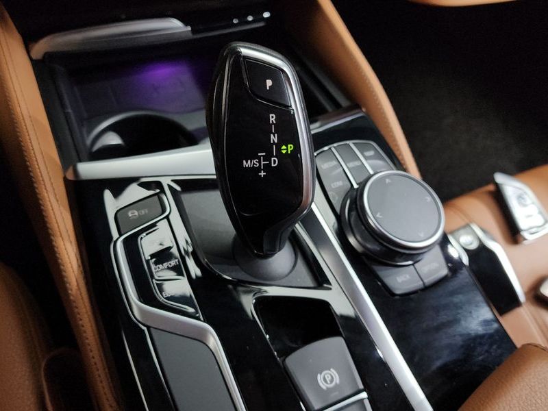 2018 BMW 5 Series 520i Luxury photo 9