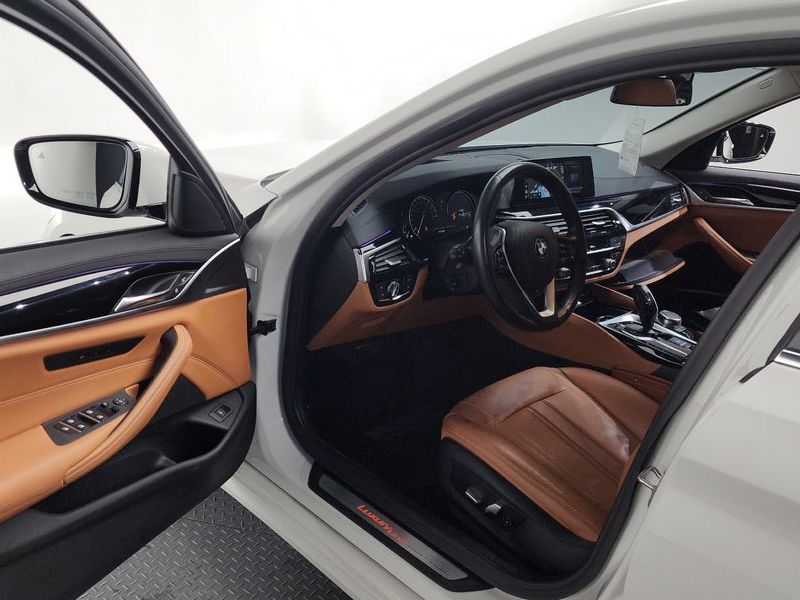 2018 BMW 5 Series 520i Luxury photo 10