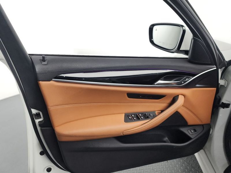 2018 BMW 5 Series 520i Luxury photo 25