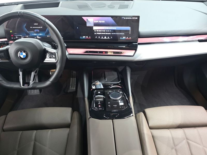 2025 BMW 5 Series 520i M Sport photo 7