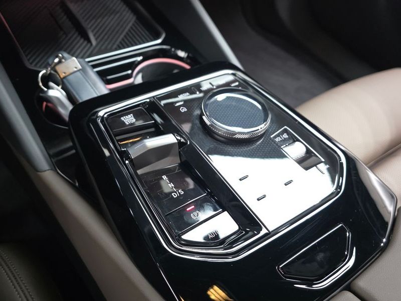 2025 BMW 5 Series 520i M Sport photo 9