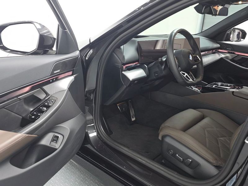 2025 BMW 5 Series 520i M Sport photo 10