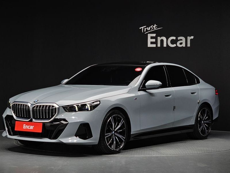 2024 BMW 5 Series 530i xDrive M Sport photo 1
