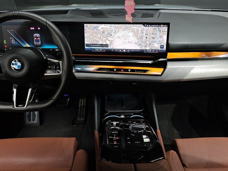 2024 BMW 5 Series 530i xDrive M Sport photo 7