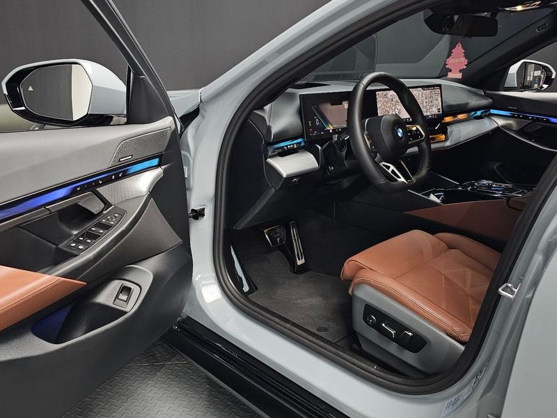 2024 BMW 5 Series 530i xDrive M Sport photo 11