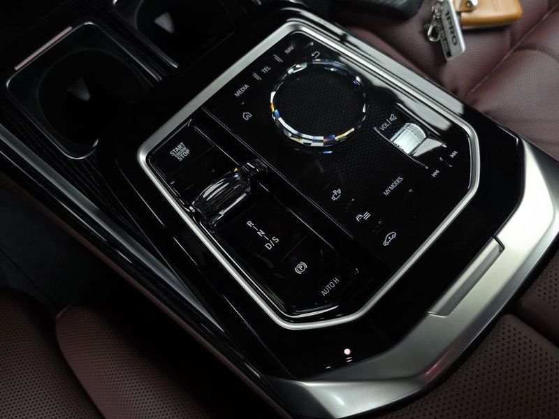 2025 BMW 7 Series 740i xDrive M Sport Limited photo 9