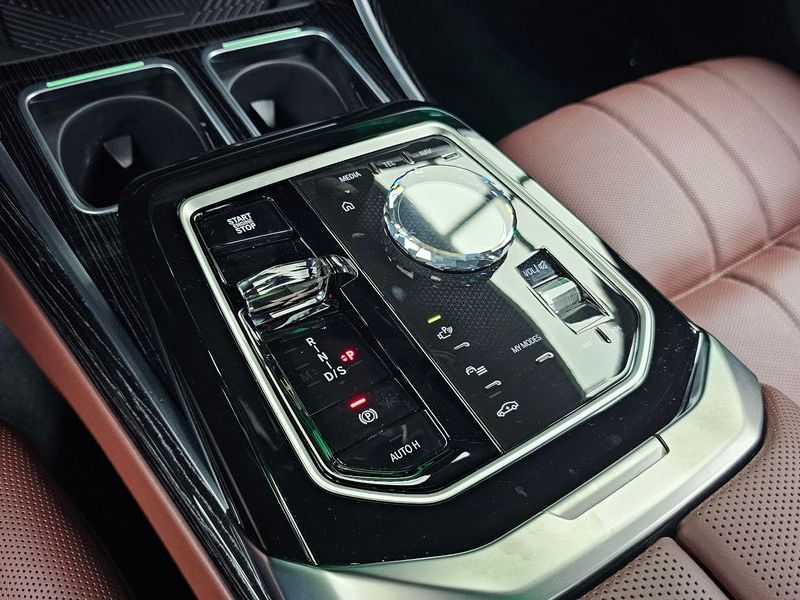 2025 BMW 7 Series 740i xDrive M Sport Limited photo 9