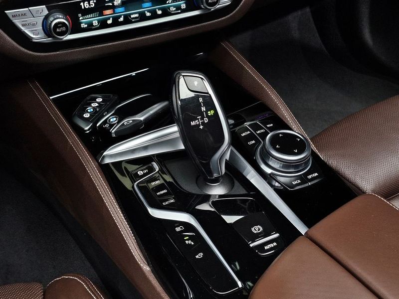 2022 BMW 5 Series 530e M Sport photo 9