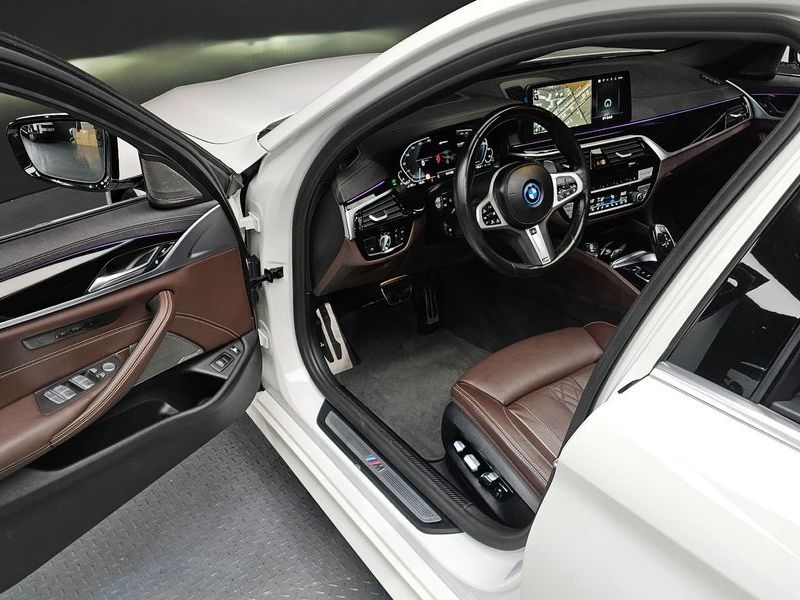 2022 BMW 5 Series 530e M Sport photo 11