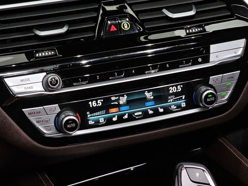 2022 BMW 5 Series 530e M Sport photo 17