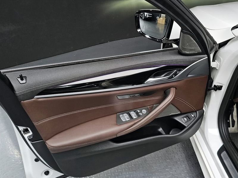 2022 BMW 5 Series 530e M Sport photo 18