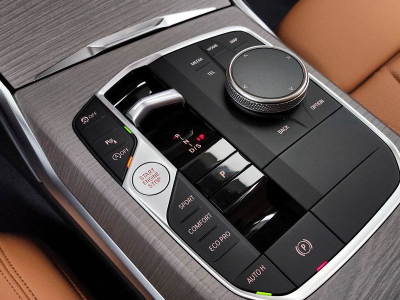 2025 BMW 3 Series 320i photo 9