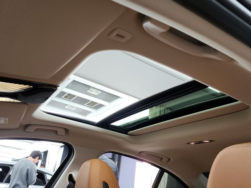 2025 BMW 3 Series 320i photo 18