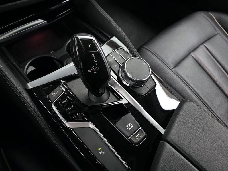 2019 BMW 5 Series 520i Luxury photo 9