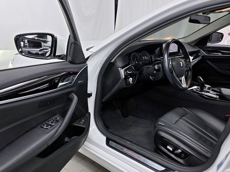 2019 BMW 5 Series 520i Luxury photo 10
