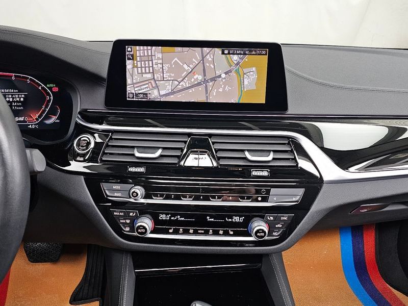 2020 BMW 5 Series 520i Luxury photo 14