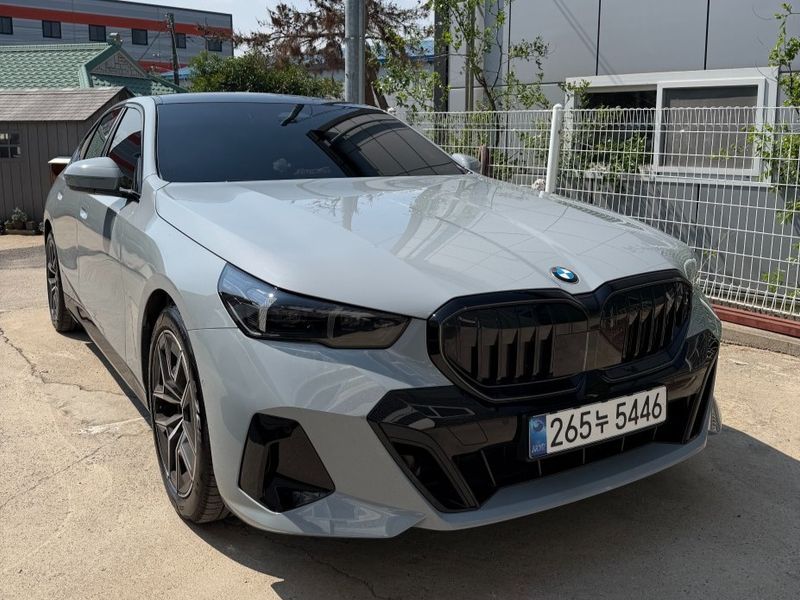 2026 BMW 5 Series 520i Special Edition photo 1
