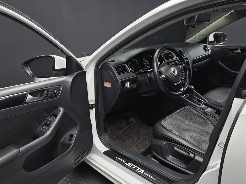 2015 Volkswagen Jetta 2.0 TDI BlueMotion Premium 6th photo 10