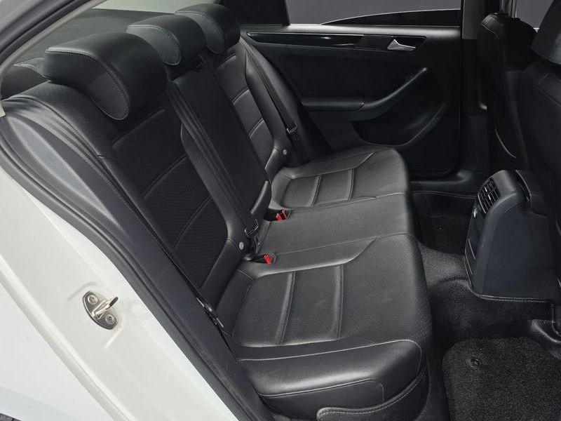 2015 Volkswagen Jetta 2.0 TDI BlueMotion Premium 6th photo 12